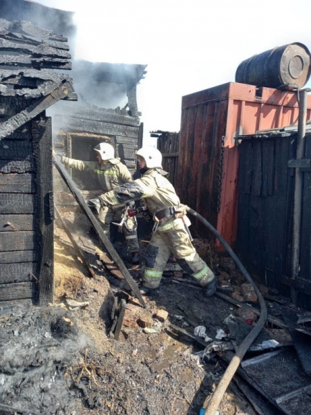 Огнеборцы ликвидировали пожар в жилом секторе Улан-Удэ 