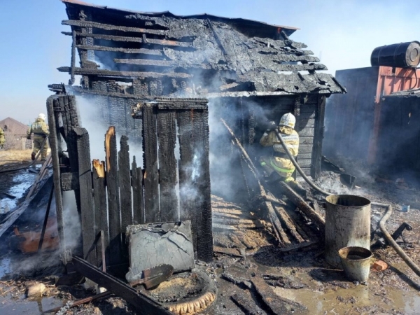 Огнеборцы ликвидировали пожар в жилом секторе Улан-Удэ 
