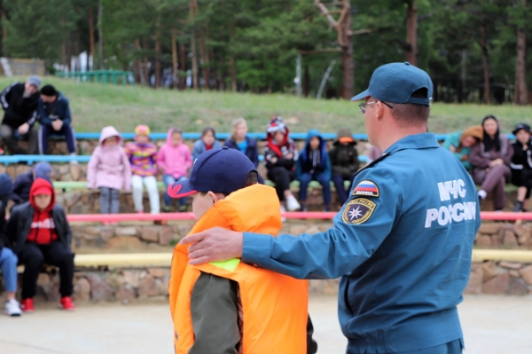 Сотрудники МЧС России провели занятия в детских оздоровительных лагерях 