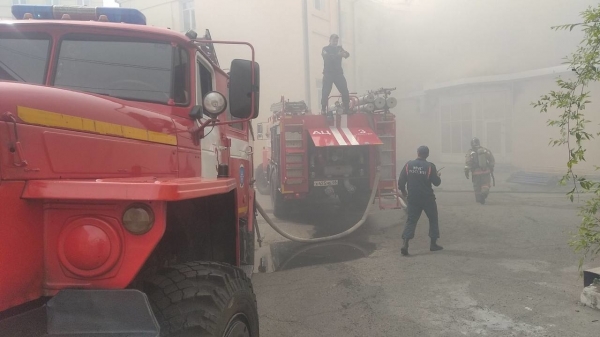 В Улан-Удэ огнеборцы ликвидировали пожар в здании банкетного зала 