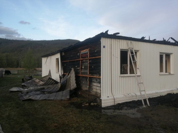 В Окинском районе дознаватели МЧС России устанавливают причину пожара в здании начальной школы 