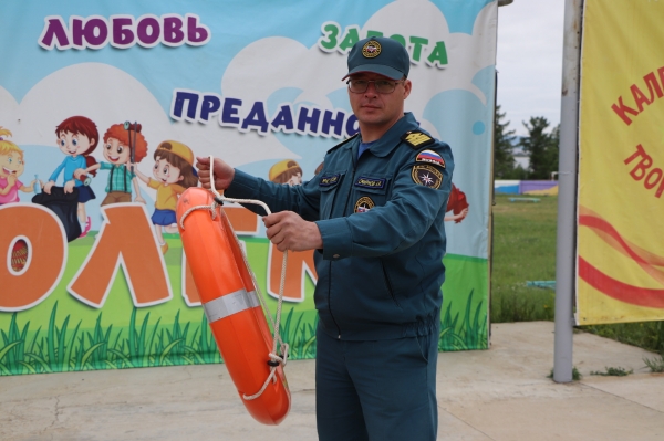 Сотрудники МЧС России провели занятия в детских оздоровительных лагерях 