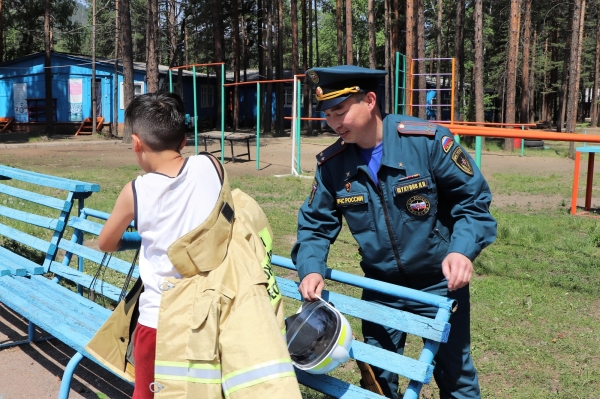 В Бурятии сотрудники МЧС России провели День безопасности в спортивно-оздоровительном лагере 