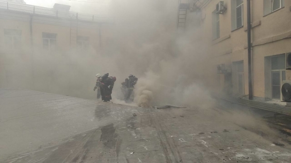 В Улан-Удэ огнеборцы ликвидировали пожар в здании банкетного зала 