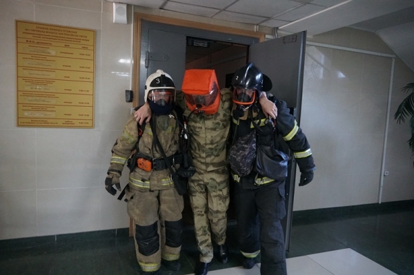Огнеборцы МЧС России спасли сотрудников Росгвардии из «горящего» здания 