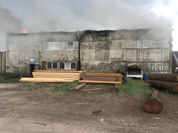 Огнеборцы Улан-Удэнского пожарно-спасательного гарнизона ликвидировали пожар в гаражном боксе 