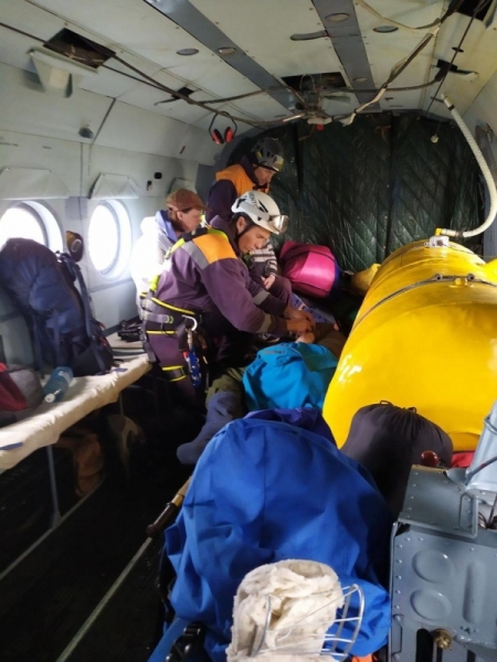 Спасатели на вертолете эвакуировали троих туристов 