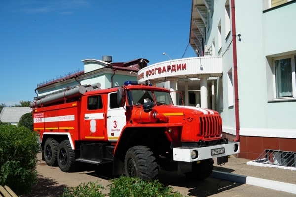 Огнеборцы МЧС России спасли сотрудников Росгвардии из «горящего» здания 