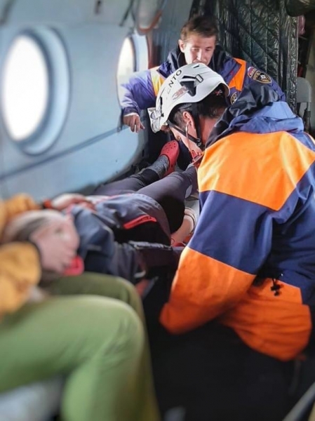 Пострадавшая туристка доставлена в Иркутскую область вертолетом МЧС России 