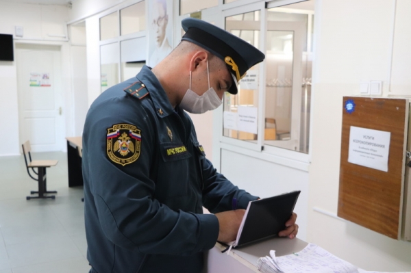 Сотрудники МЧС России проверяют избирательные участки на противопожарное состояние 