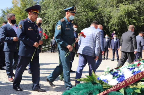 Сотрудники МЧС России приняли участие в возложении цветов у Вечного огня 