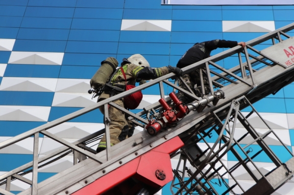 Пожарно-спасательные подразделения отработали действия по тушению возгорания в торгово-развлекательном центре 
