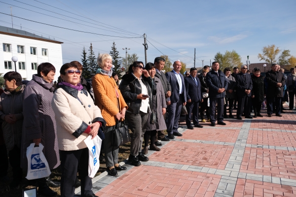 Выдающемуся политическому деятелю Бурятии установили мемориальную доску на родине в Ольхонском районе