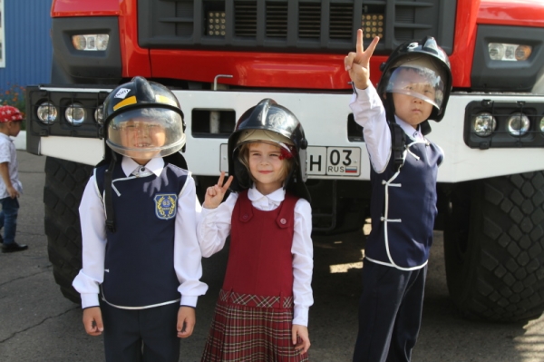 В День знаний первоклассники побывали на экскурсии в пожарно-спасательной части 