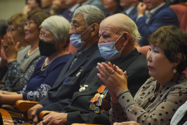 "Сегодня ваша мудрость, ваш опыт нужны как никогда": Глава Бурятии поздравил ветеранов с Днём пожилого человека 