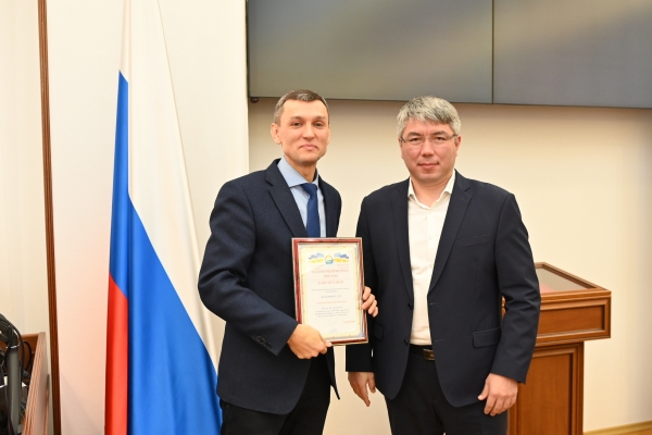 Алексей Цыденов наградил участников Восточного экономического форума-2022 