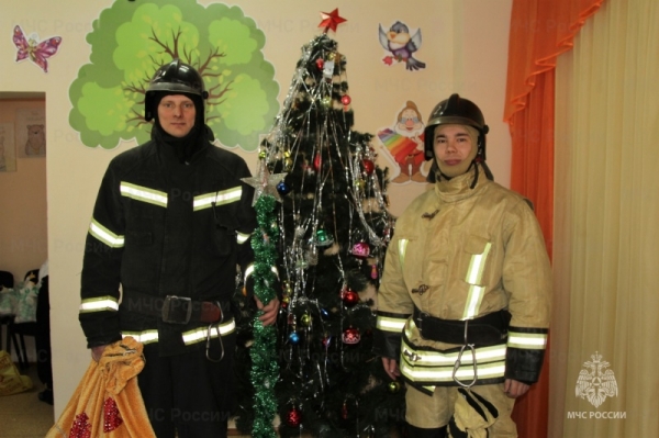 Сотрудники МЧС России провели новогоднюю акцию в Улан-Удэ 