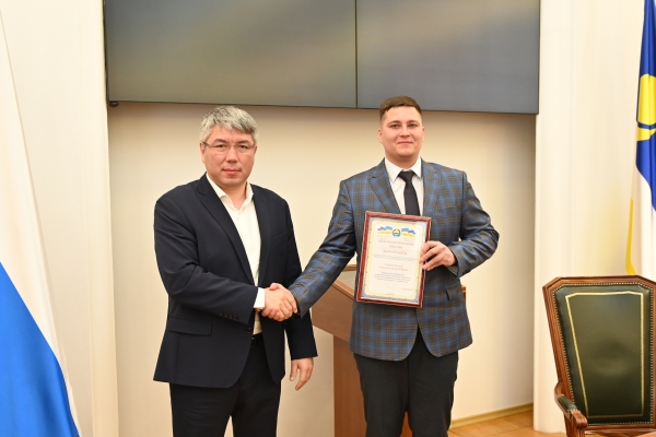 Алексей Цыденов наградил участников Восточного экономического форума-2022 