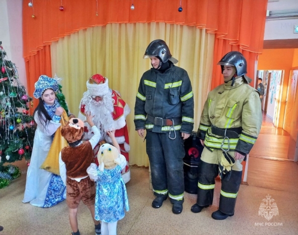 Сотрудники МЧС России провели новогоднюю акцию в Улан-Удэ 