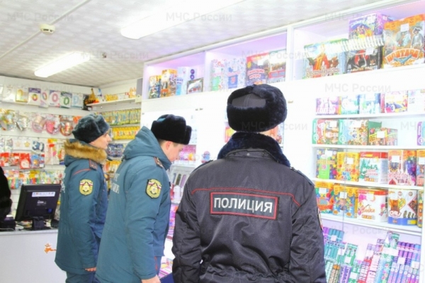 Сотрудники МЧС России призывают к соблюдению мер безопасности при использовании пиротехники 
