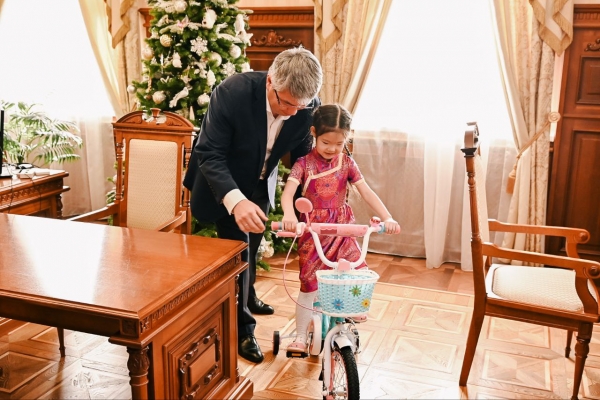 Маленькая участница «Ёлки желаний» получила новогодний подарок от Главы