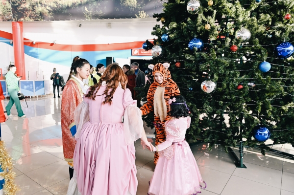 «Это наше будущее. И оно прекрасно»: в Улан-Удэ проходят новогодние ёлки для детей 