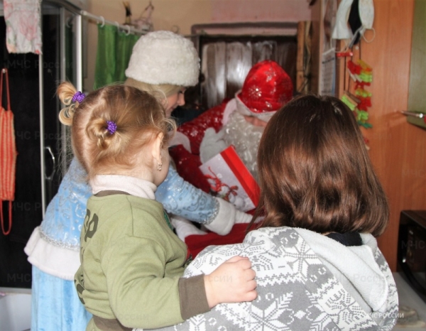В Улан-Удэ к детям пришёл пожарный Дед Мороз 