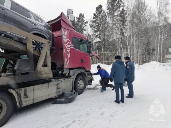 Сотрудники МЧС России помогают автомобилистам на трассах республики 