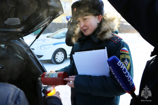 В Улан-Удэ у автомобилистов проверили огнетушители 