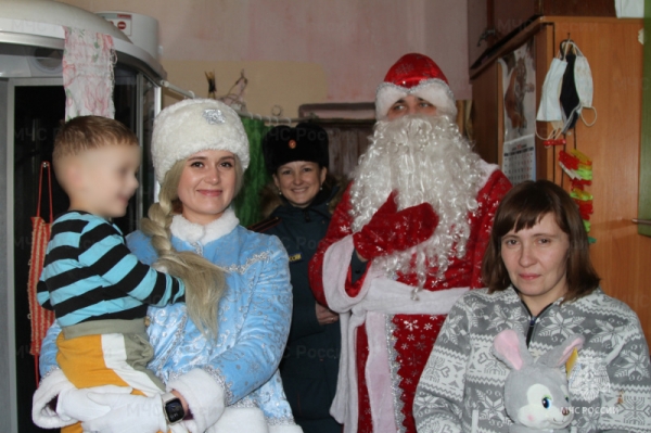 В Улан-Удэ к детям пришёл пожарный Дед Мороз 