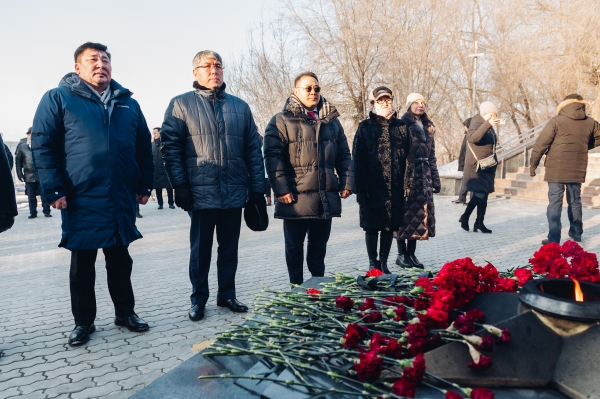 Монгольская делегация начала официальный визит в Бурятию с возложения цветов к Мемориалу Победы 