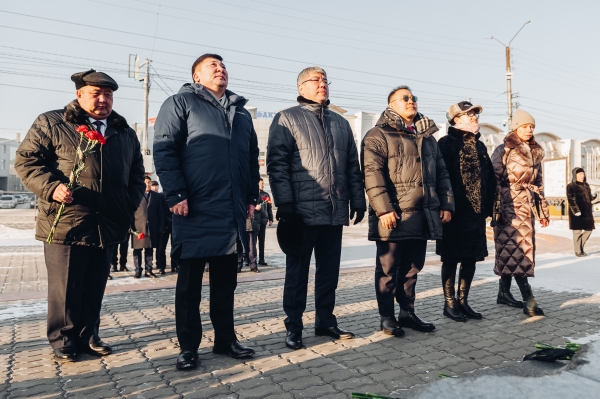 Монгольская делегация начала официальный визит в Бурятию с возложения цветов к Мемориалу Победы 