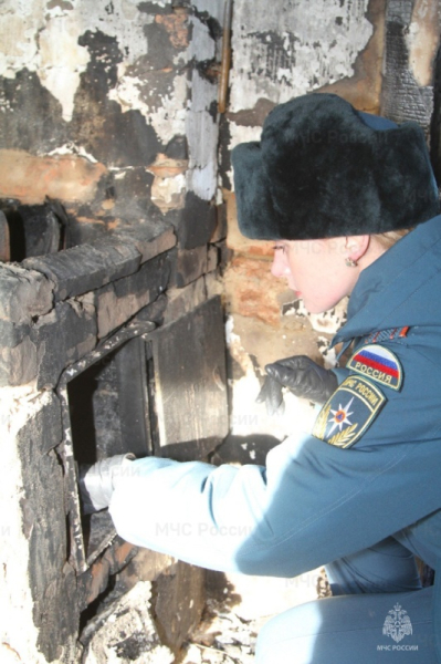 Дознаватели МЧС России и эксперты испытательной пожарной лаборатории устанавливают причину  пожара в Селенгинском районе 