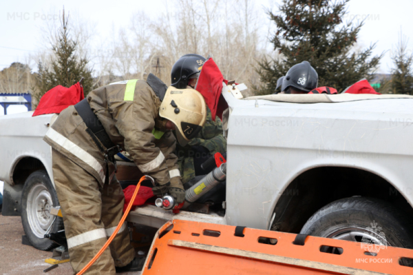 Пожарно-спасательная часть № 5 более 5 лет занимает 1 место в соревнованиях по проведению аварийно-спасательных работ на автотранспорте 