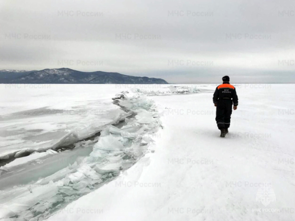 Происшествие на озере Байкал: выезд на лёд крайне опасен! 