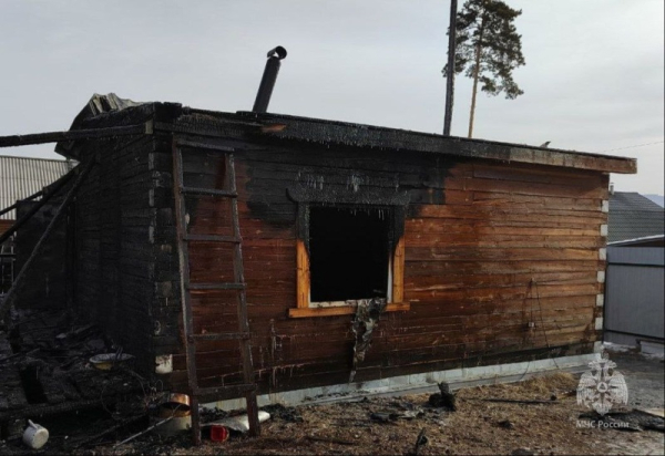 Дознаватели МЧС России устанавливают причину пожара в Октябрьском районе с гибелью человека 
