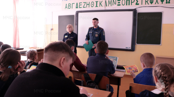Сотрудники МЧС России проводят уроки безопасности в школах республики 