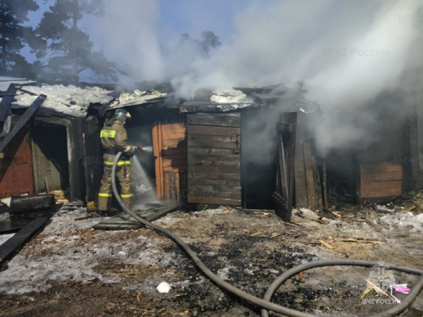 В  Улан-Удэ огнеборцы не допустили распространения огня на жилой дом 