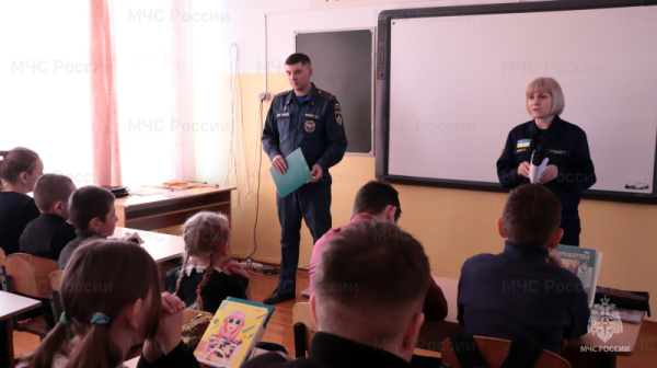 Сотрудники МЧС России проводят уроки безопасности в школах республики 