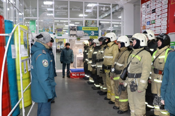 В Улан-Удэ потушили условный пожар в торговом центре 