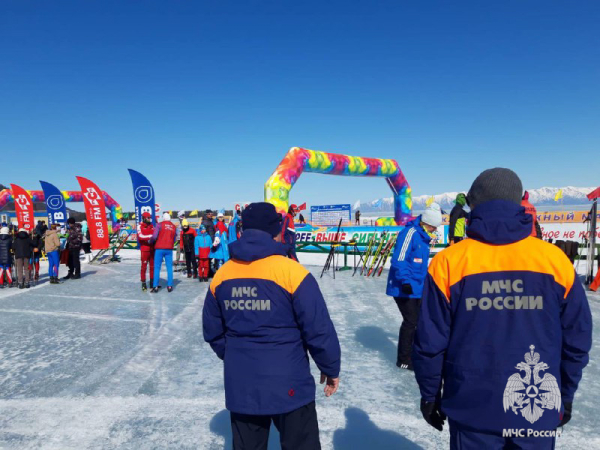 Сотрудники МЧС России обеспечивают безопасность Байкальского лыжного марафона 