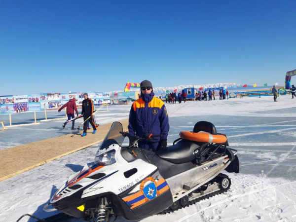 Сотрудники МЧС России обеспечивают безопасность Байкальского лыжного марафона 