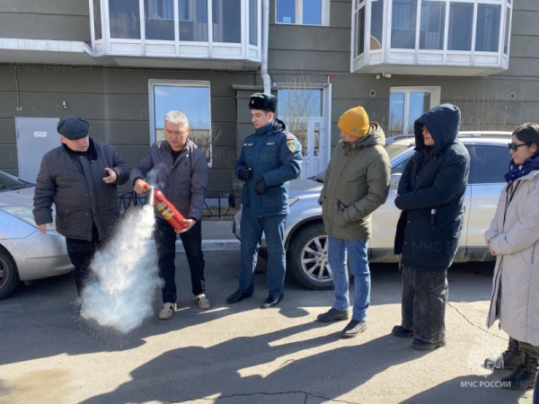 Сотрудники МЧС России обучают граждан правилам пожарной безопасности 