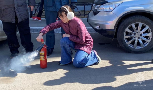 Сотрудники МЧС России обучают граждан правилам пожарной безопасности 