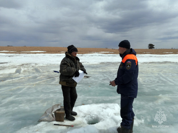 Инспекторы ГИМС предупреждают: выезд на лед Байкала смертельно опасен! 