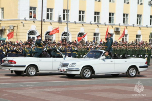 Торжественным строем в Параде Победы прошли спасатели Республики Бурятия по главной площади Улан-Удэ 