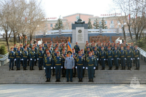 Торжественным строем в Параде Победы прошли спасатели Республики Бурятия по главной площади Улан-Удэ 