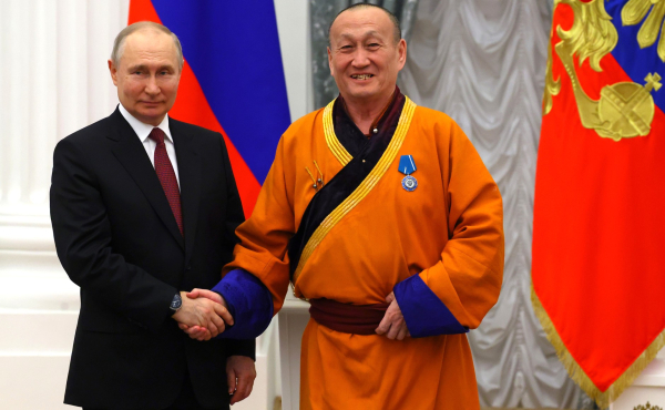 Владимир Путин вручил звание «Мать-героиня» жительнице Бурятии и Орден Почета Главе Буддийской Сангхи