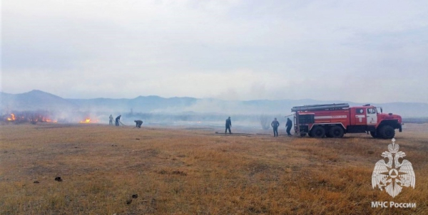 В Заиграевском районе ликвидируют ландшафтный пожар 