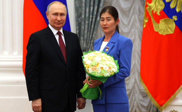 Владимир Путин вручил звание «Мать-героиня» жительнице Бурятии и Орден Почета Главе Буддийской Сангхи